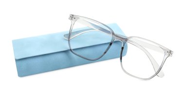 Gözlük ve çanta beyaza izole edilmiş.