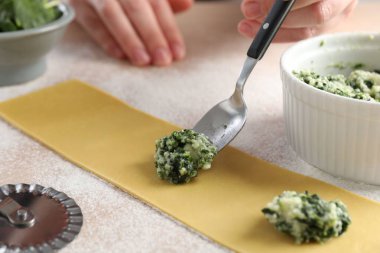 Peynirli ve ıspanaklı ravioli yapan kadın, yakın plan.