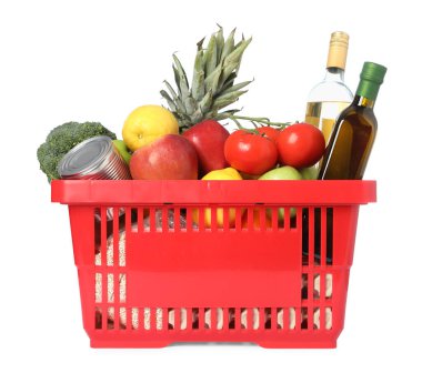 Beyaza izole edilmiş farklı ürünlerle dolu alışveriş sepeti.