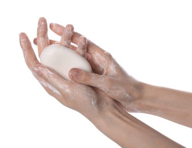 Beyaz arka planda sabunla ellerini yıkayan kadın, yakın plan.