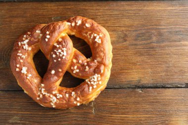 Ahşap masada tuzlu kraker, üst manzara. Metin için boşluk