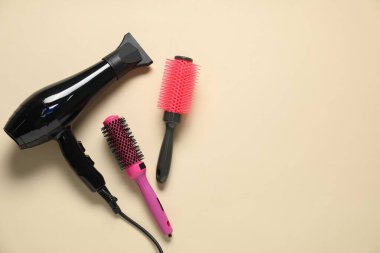 Bej arka planda yuvarlak fırçalar ve kurutucu, düz bir zemin. Metin için boşluk