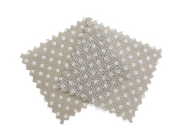 Puantiyeli kumaş örnekleri beyaz, üst görünümde izole