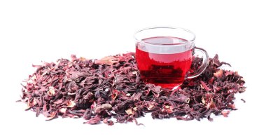 Cam bardakta leziz amber çayı ve beyaza izole edilmiş kuru roselle sepals.