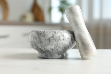 Havan topu ve tokmak beyaz mermer masa üzerinde mutfak, yakın çekim