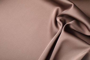 Arkaplan olarak buruşuk açık kahverengi ipek kumaş, yakın plan