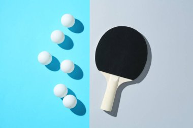Renkli arka planda pinpon raketi ve topları düz yatıyordu.