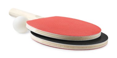 Ping pong raketleri ve topu beyaza izole edilmiş.