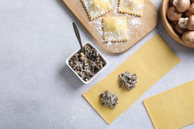 Işık masasında mantarlı ravioli yapmak, düz uzanmak. Metin için boşluk