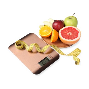 Elektronik mutfak pulları, meyveler, yulaf ezmesi ve beyaz üzerine izole edilmiş mezura.