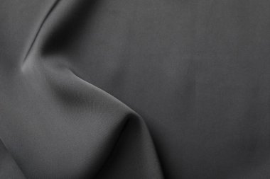 Arkaplan olarak buruşmuş siyah ipek kumaş, üst görünüm