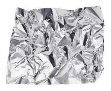 Buruşuk alüminyum folyo üzerinde beyaz izole parçası