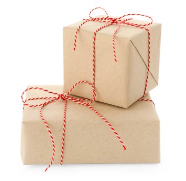 Kraft kağıdına sarılı iki hediye kutusu beyaza izole edilmiş.