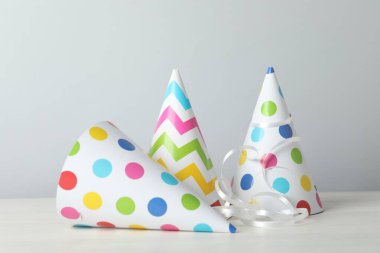 Parti şapkaları ve ışık arkaplanda şenlik dekoru