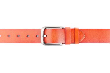 Bir turuncu deri kemer beyaza izole edilmiş.