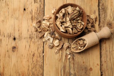 Kuru hindiba kökleri kaseye, kepçeler tahta masaya, düz yere. Metin için boşluk