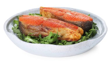 Deniz ürünleri. Lezzetli somon bifteği ve roka beyaza izole edilmiş.