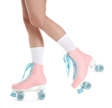 Beyaz arka planda patenli kadın, yakın plan.