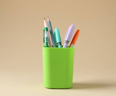 Bej arkaplanda bulunan kalemler ve kalemler