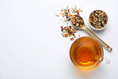 Beyaz arka planda lezzetli bitki çayı ve kuru yapraklar, üst manzara. Metin için boşluk