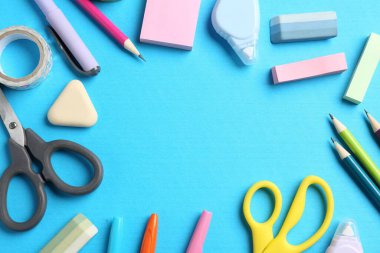 Açık mavi zemin üzerine kalem ve diğer kırtasiye malzemeleri, düz yatıyordu. Metin için boşluk
