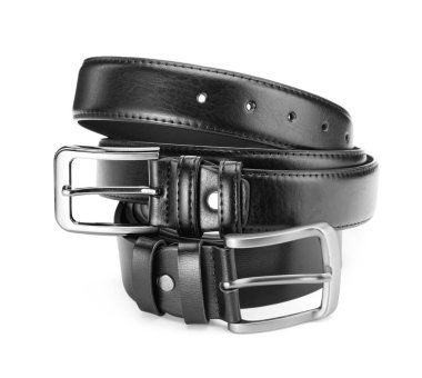 Beyaz üzerine izole edilmiş iki siyah deri kemer.