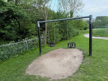 Parktaki çocuk parkında boş salıncak