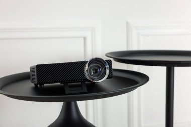Modern video projektörü siyah masa içinde.