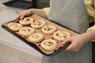 Mutfakta pişirilmemiş krakerlerle yemek pişiren kadın, yakın plan.