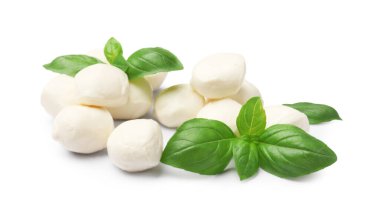 Lezzetli mozzarella peynirli toplar ve beyaz üzerine izole edilmiş fesleğen.
