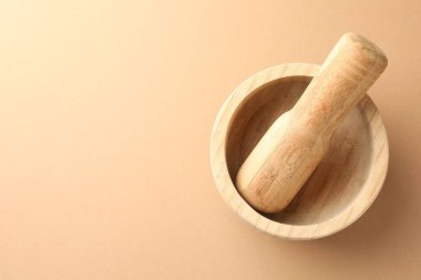 Açık kahverengi zemin üzerinde ahşap harç ve tokmak, üst görünüm