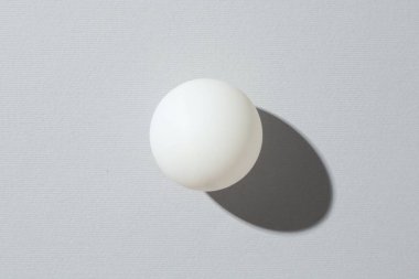 Işık arkaplanda bir ping pong topu, üst görünüm