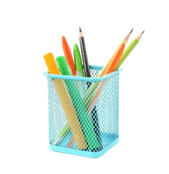 Beyaz üzerine izole edilmiş kalem tutacağındaki farklı kırtasiye