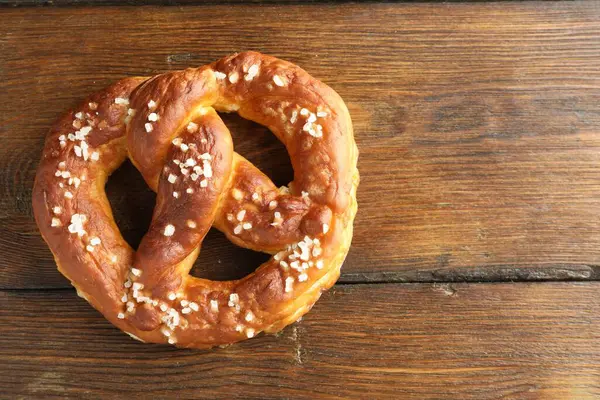 Ahşap masada tuzlu kraker, üst manzara. Metin için boşluk