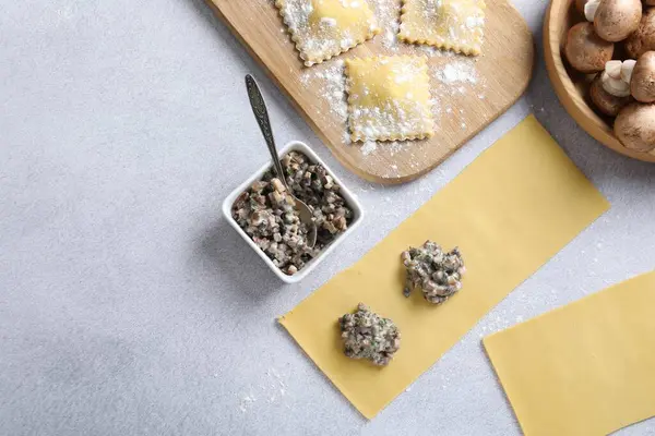 Işık masasında mantarlı ravioli yapmak, düz uzanmak. Metin için boşluk
