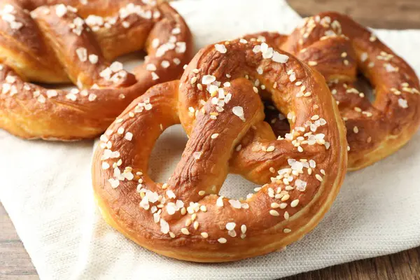 Sofrada tuzlu krakerler, yakın plan.