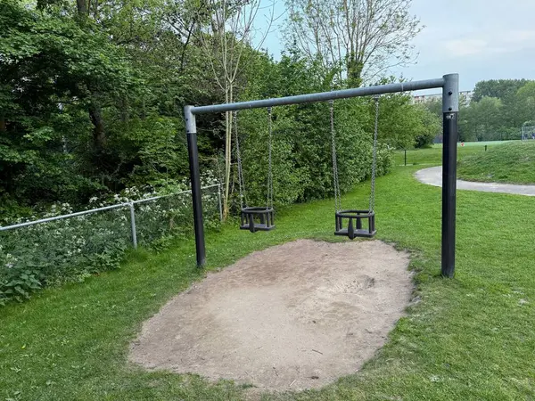 Parktaki çocuk parkında boş salıncak