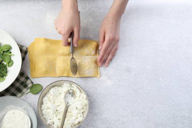 Işık masasında ravioli kesen bir kadın. Metin için boşluk