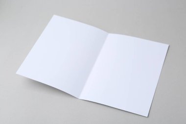 Işık arkaplanındaki boş tebrik kartı, kapat