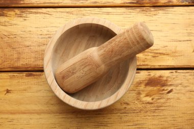 Havan topu ve tokmak ahşap masa, üst manzara