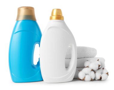 Beyaz kumaş yumuşatıcı, pamuk çiçeği ve havlular.