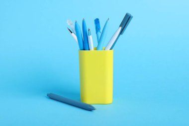 Tükenmez kalemler açık mavi arkaplanda, yakın plan