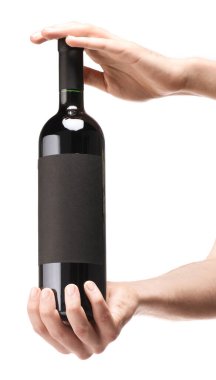 Beyaz arka planda lüks şarap şişesi tutan adam. Tasarım için model