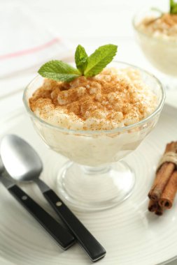 Tarçınlı ve naneli lezzetli sütlaç, yakın plan.