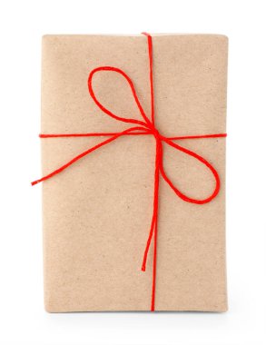 Kraft kağıdına sarılı hediye, yay beyaza izole edilmiş.