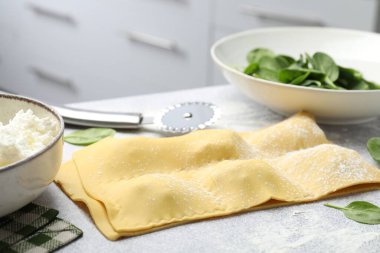 Pişmemiş ravioli, süzme peynir ve ıspanak, yakın plan.