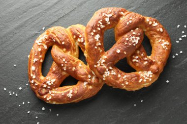 Siyah masada tuzlu krakerler, düz uzanmış.