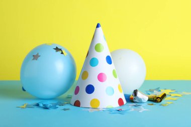 Güzel parti şapkası ve renk arkaplanındaki diğer şenlikli dekorlar