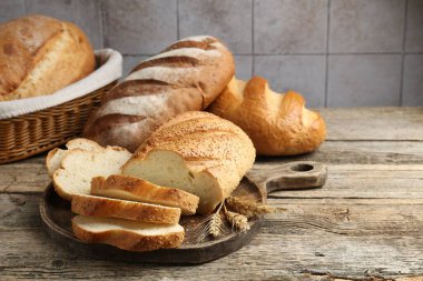 Ekmek somunu ve çivileri ahşap masada kes.