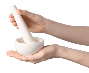 Hafif arka planda havan topu ve tokmağı olan kadın, yakın plan.